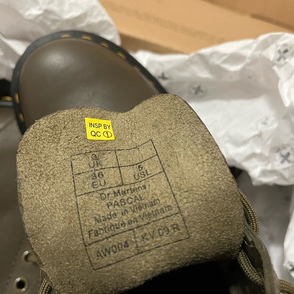 Doc Marten’s Pascal Olive Boots Size 5 Never Worn! - Picture 2 of 6